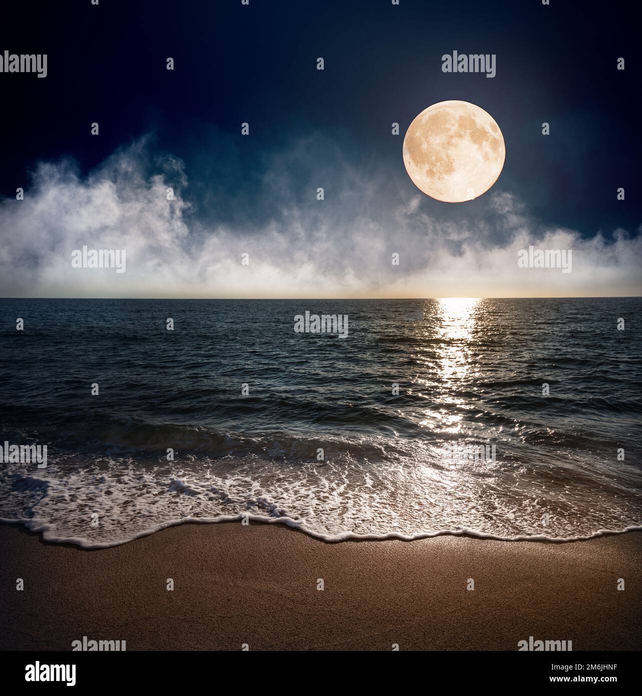 Sandstrand und Mond in der Nacht Stockfoto