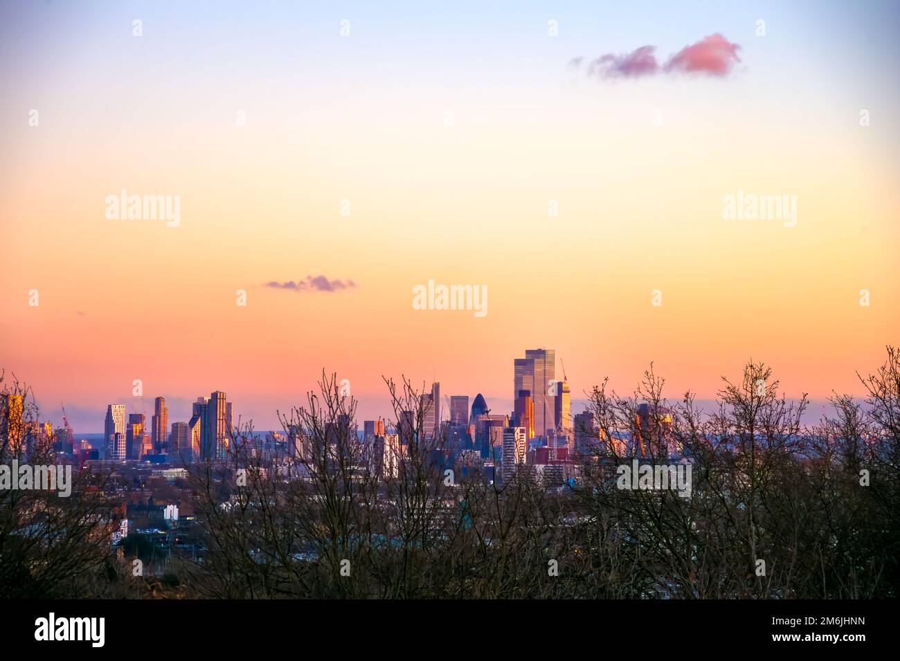 Skyline des Londoner Bankenviertels vom Parliament Hill bei Sonnenuntergang an einem Winterabend Stockfoto