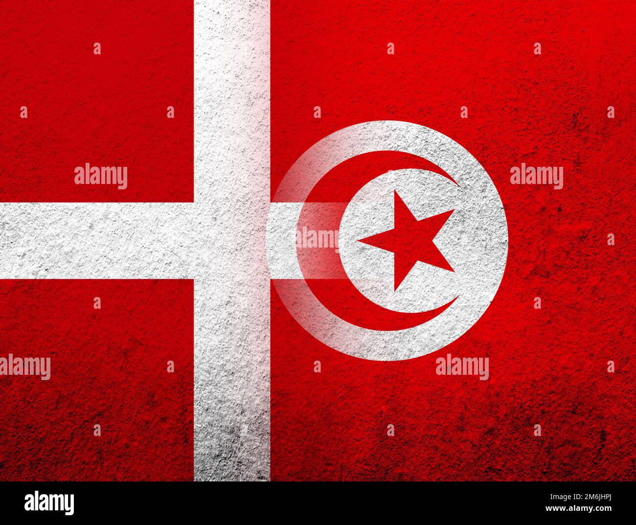 Die Nationalflagge des Königreichs Dänemark mit der Nationalflagge der Tunesischen Republik. Grunge Hintergrund Stockfoto