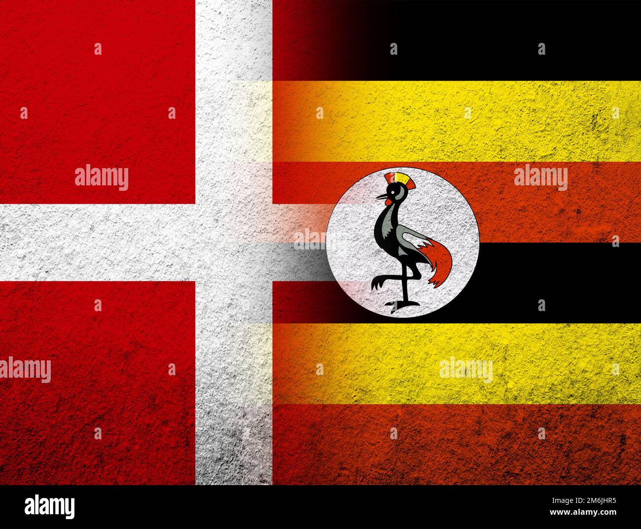 Die Nationalflagge des Königreichs Dänemark mit der Nationalflagge der Republik Uganda. Grunge Hintergrund Stockfoto