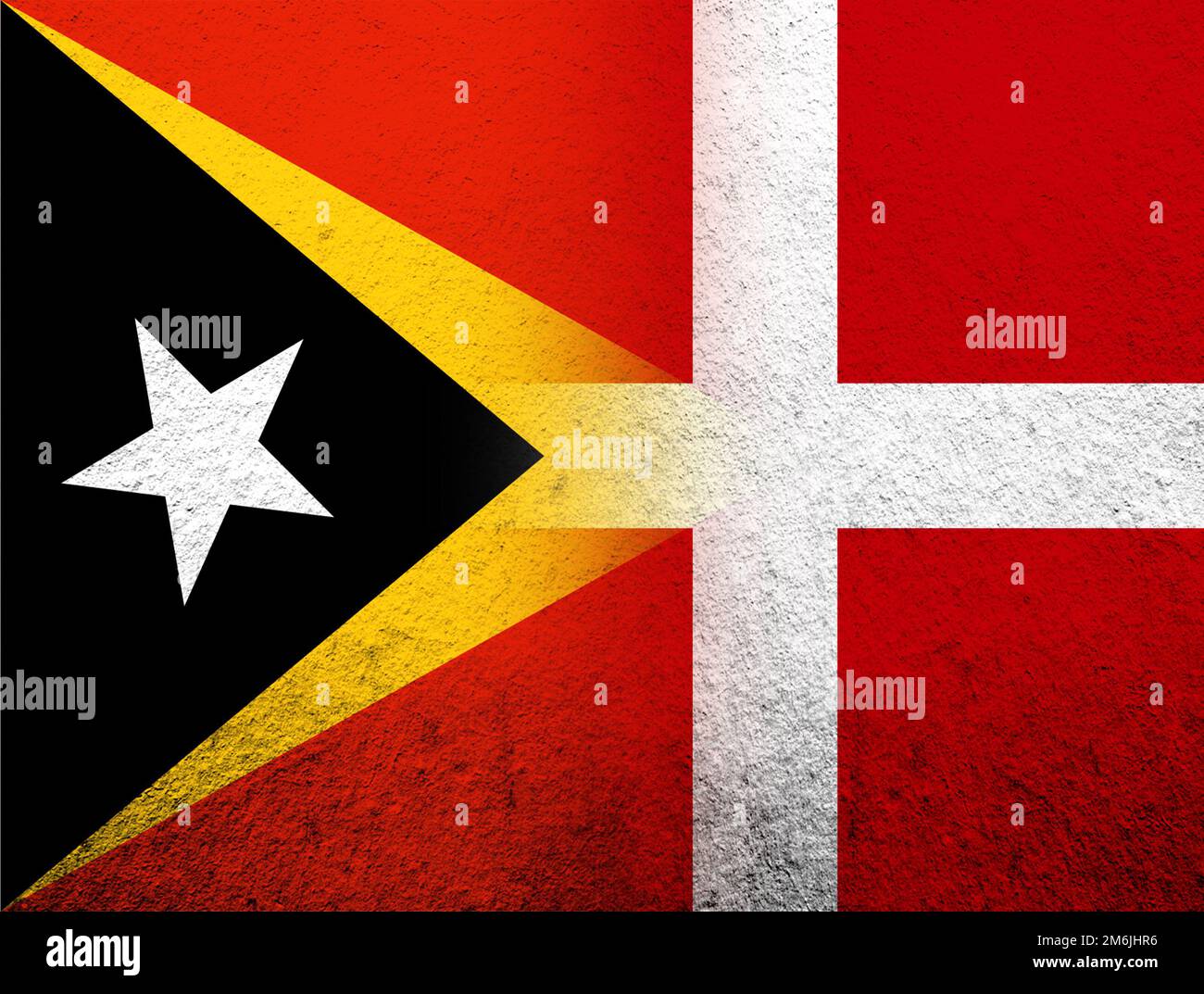 Die Nationalflagge des Königreichs Dänemark mit Timor-Leste Osttimor-Nationalflagge. Grunge Hintergrund Stockfoto