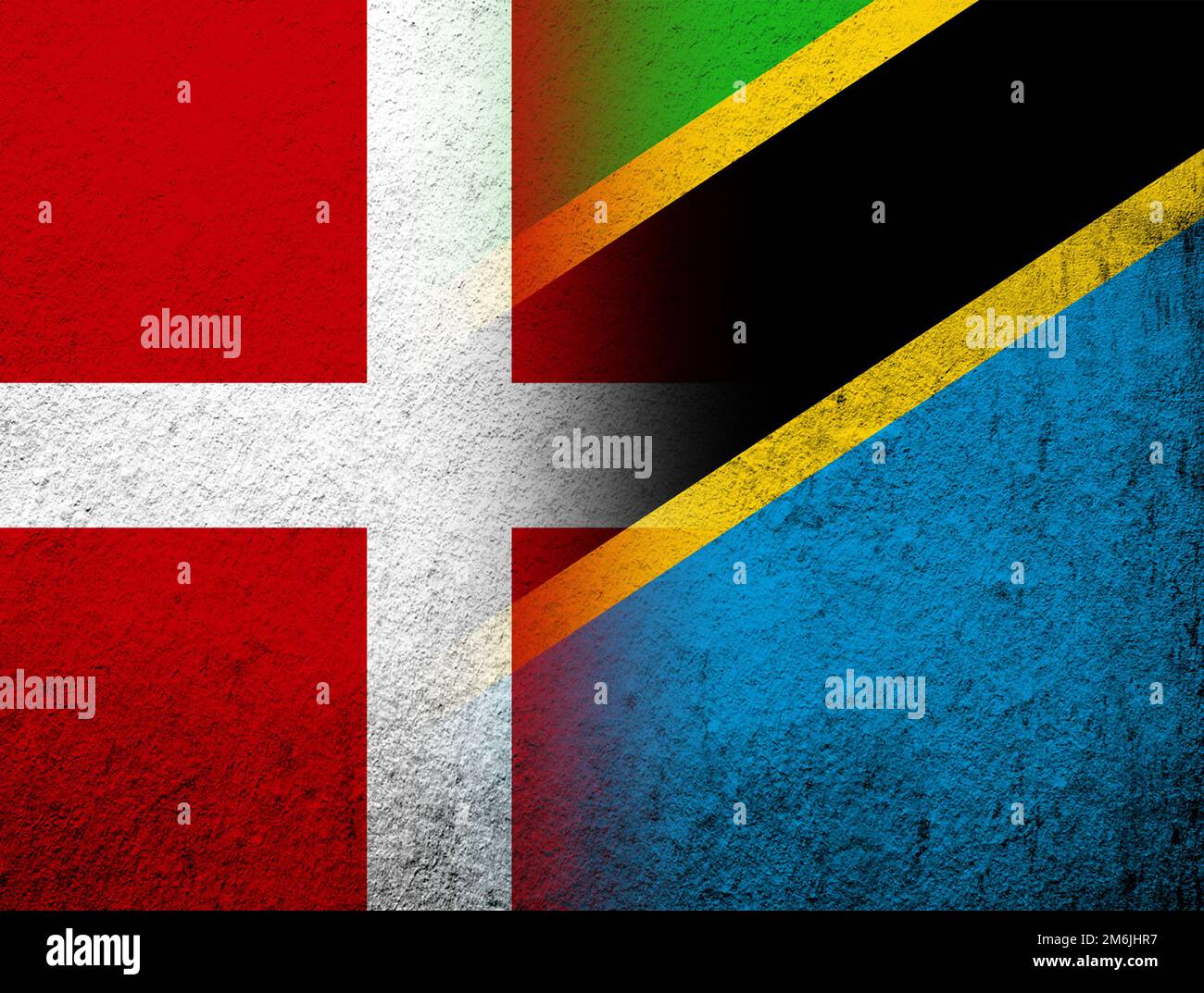Die Flagge des Königreichs Dänemark mit der Flagge der Vereinigten Republik Tansania. Grunge Hintergrund Stockfoto