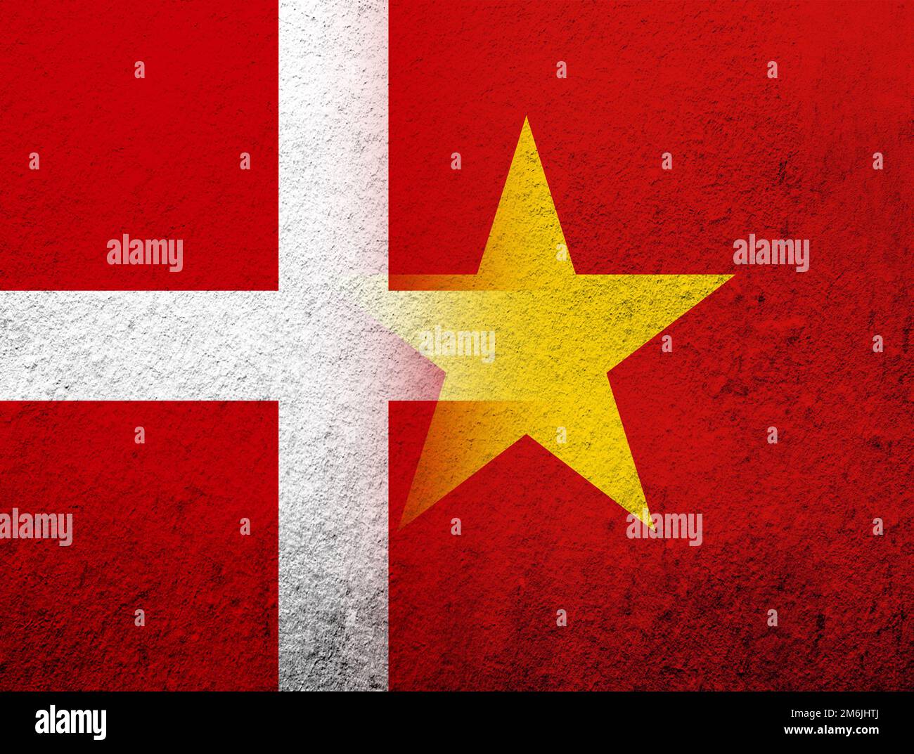 Die Nationalflagge des Königreichs Dänemark mit der Nationalflagge der Sozialistischen Republik Vietnam. Grunge Hintergrund Stockfoto