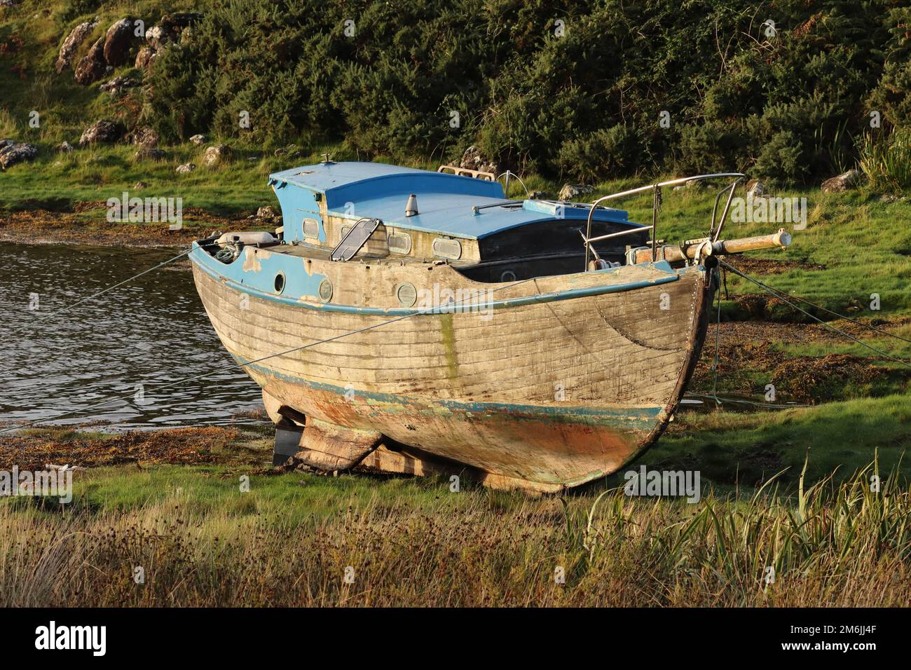 Old boot up on beach -Fotos und -Bildmaterial in hoher Auflösung – Alamy