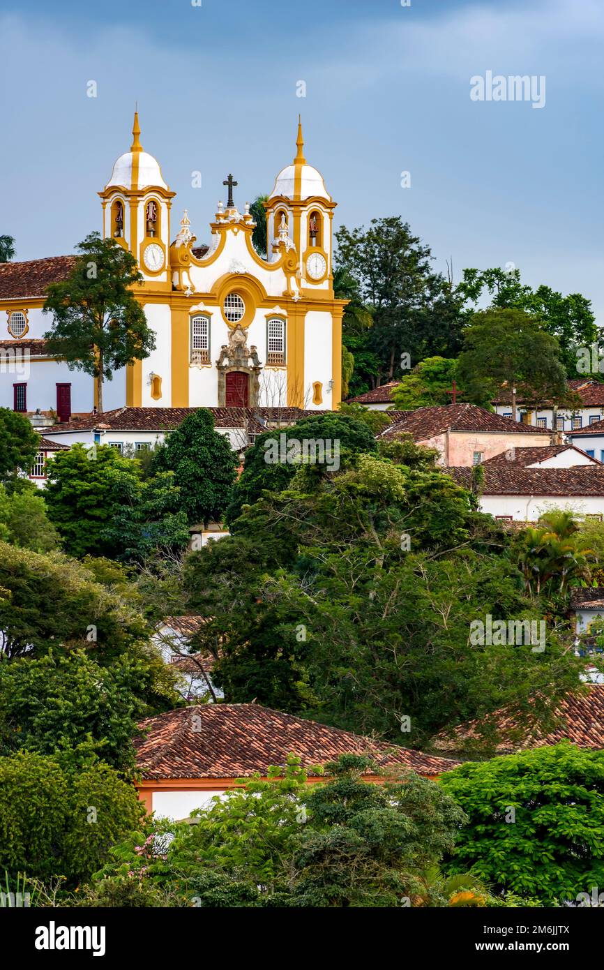 Historische Kirche im Kolonialstil, umgeben von Häusern in der Stadt Tiradentes Stockfoto