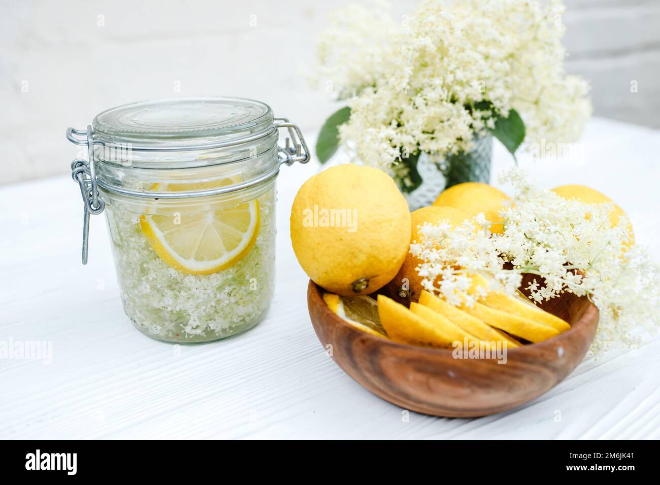 Dosengetränk mit Holunderbeere und Zitrone. Ein erfrischendes Sommergetränk mit frischen Holunderblumen. Stockfoto