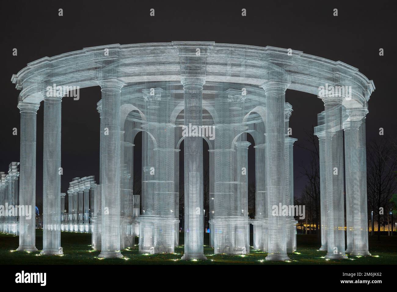 Russland, Krasnodar 07.01.2022. Leuchtende riesige Kolonnaden im römischen Stil schmücken den Park bei Nacht. Stockfoto