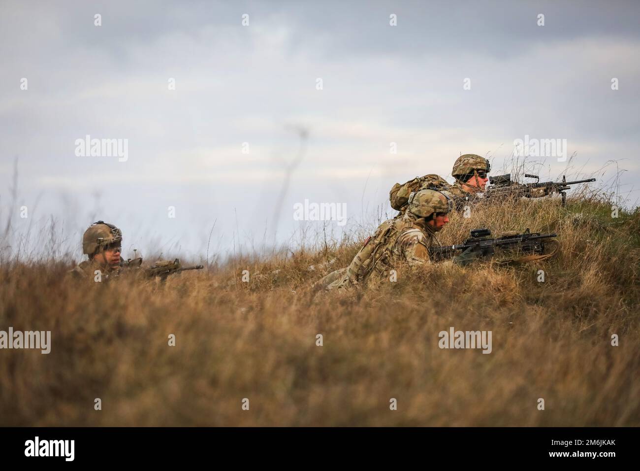 Trainingsbereich Bemowo Piskie, Polen. 18. November 2022. USA Soldaten, die der Chaos-Kompanie, dem 3. Bataillon, dem 8. Kavallerie-Regiment, dem 3. Bewaffneten Brigaden-Kampfteam, der 1. Kavallerie-Division (3-1ABCT), operativ kontrolliert von der 1. Infanterie-Division (1 ID), zugewiesen wurden, simulieren Kampftaktiken während einer Feuerprobe in Bemowo Piskie, Polen, 18. November 2022. Der 3-1. ABCT ist unter anderem dem 1. ID zugeteilt und arbeitet stolz mit NATO-Verbündeten und regionalen Sicherheitspartnern zusammen, um Kampfkräfte für das V Corps, Amerikas vorwärtsgebrachtes Korps in Europa, bereitzustellen. (Kreditbild: © Ke Stockfoto