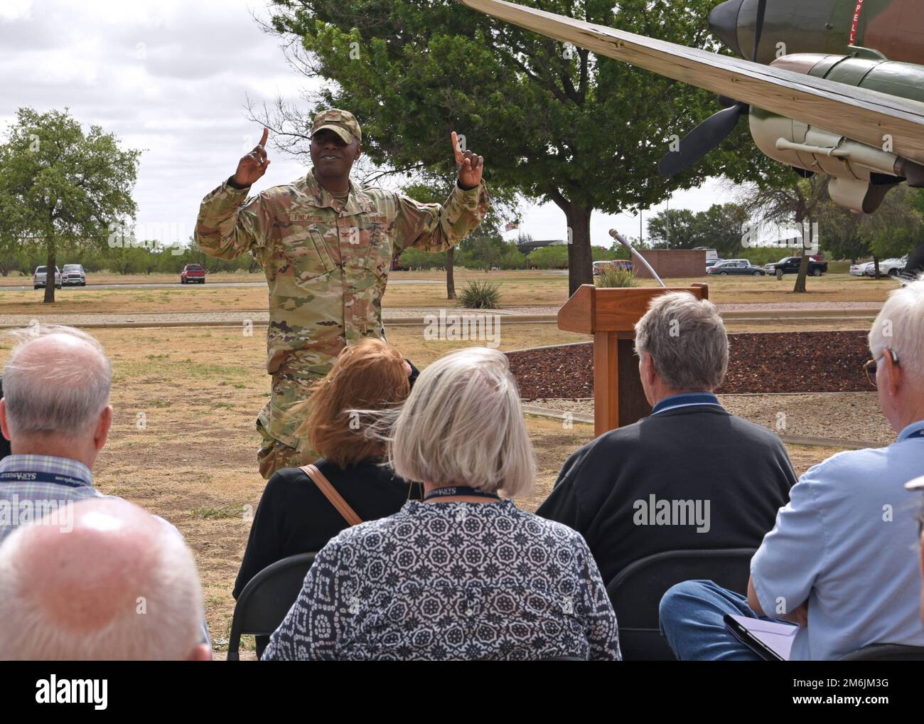 USA Oberst James Finlayson, stellvertretender Befehlshaber des 17. Training Wing, sprach während einer Tour auf dem Luftwaffenstützpunkt Goodfellow, Texas, am 28. April 2022 vor der Menge vietnamesischer Linguisten, die während des Vietnamkriegs dienten. Finlayson wies erneut auf die Bedeutung der von ihnen durchgeführten Missionen hin und wies darauf hin, wie die derzeitige Ausbildung auf dem TRW 17. auf deren Grundlagenarbeit aufbaut. Stockfoto