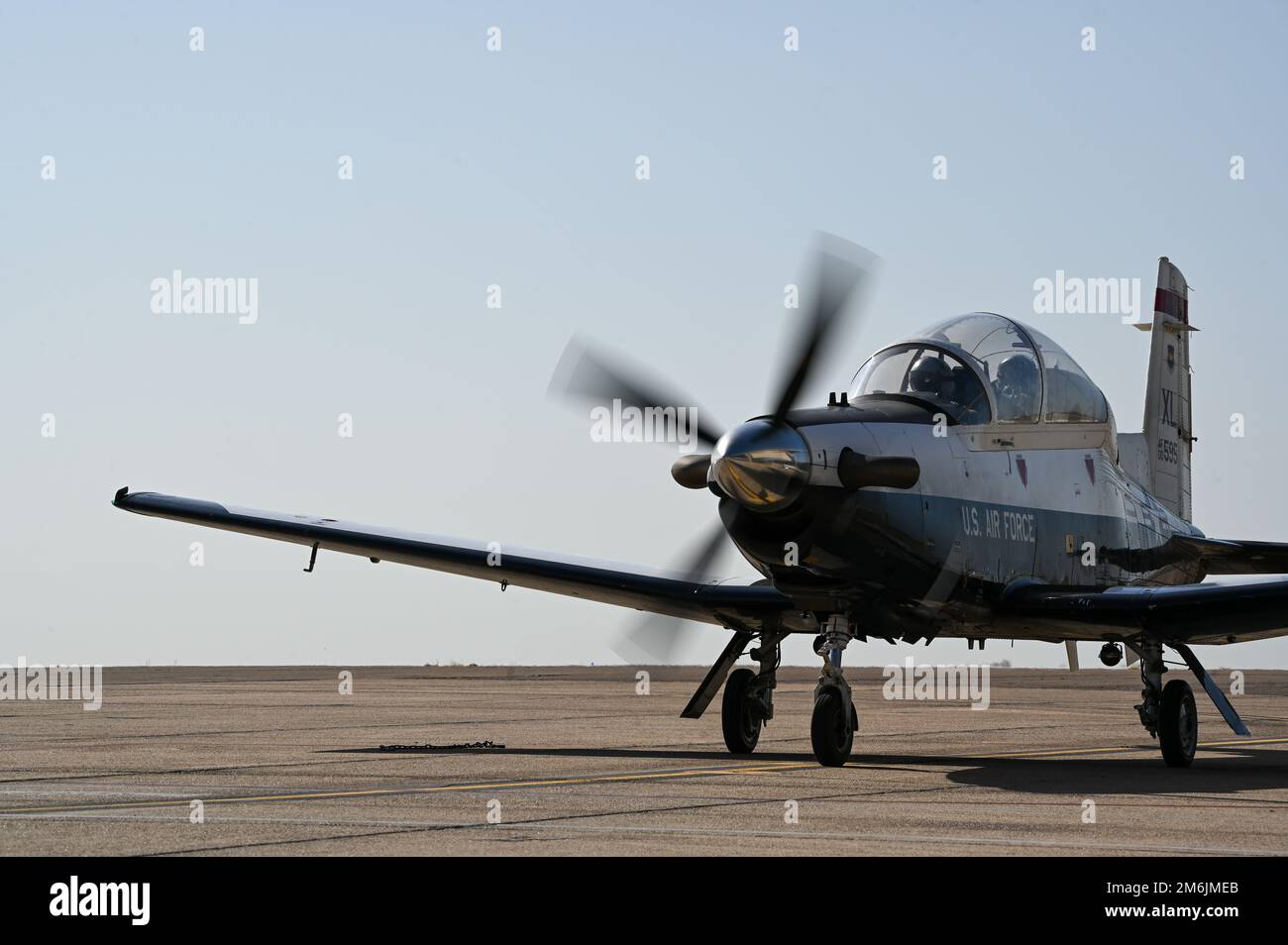 Ein T-6 Texan II Taxi, das am 23. Juni 2022 von einem Flug auf der Landebahn am Laughlin Air Force Base, Texas, eintrifft Der Texan II ist ein einmotoriges Turboprop-Flugzeug mit einer Höchstgeschwindigkeit von 363 mph und einer Reisegeschwindigkeit von 320 mph. Stockfoto