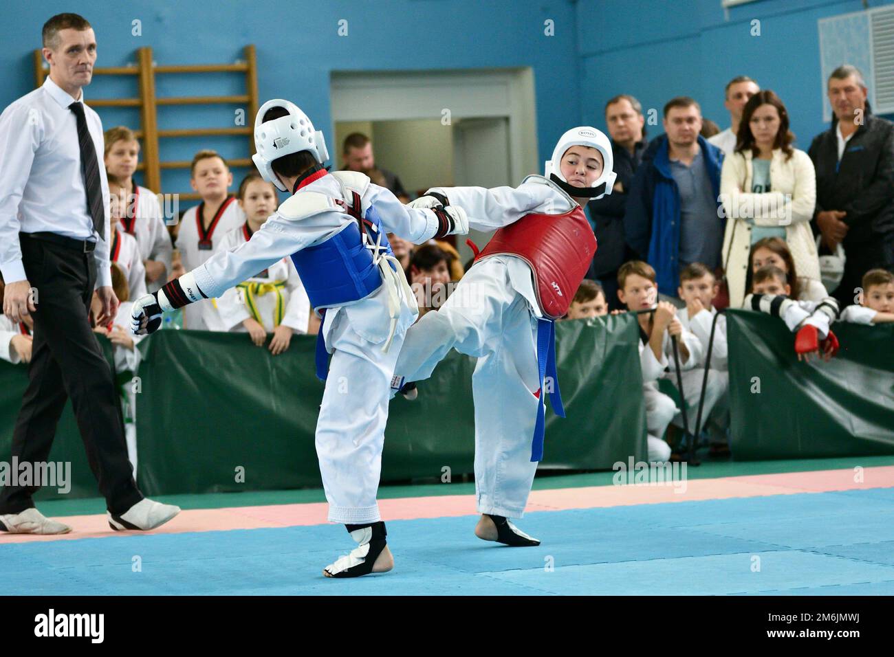 Orenburg, Russland - 19. Oktober 2019: Boys treten bei den Orenburg Open in Taekwondo (koreanische Kampfkunst) gegeneinander an Stockfoto