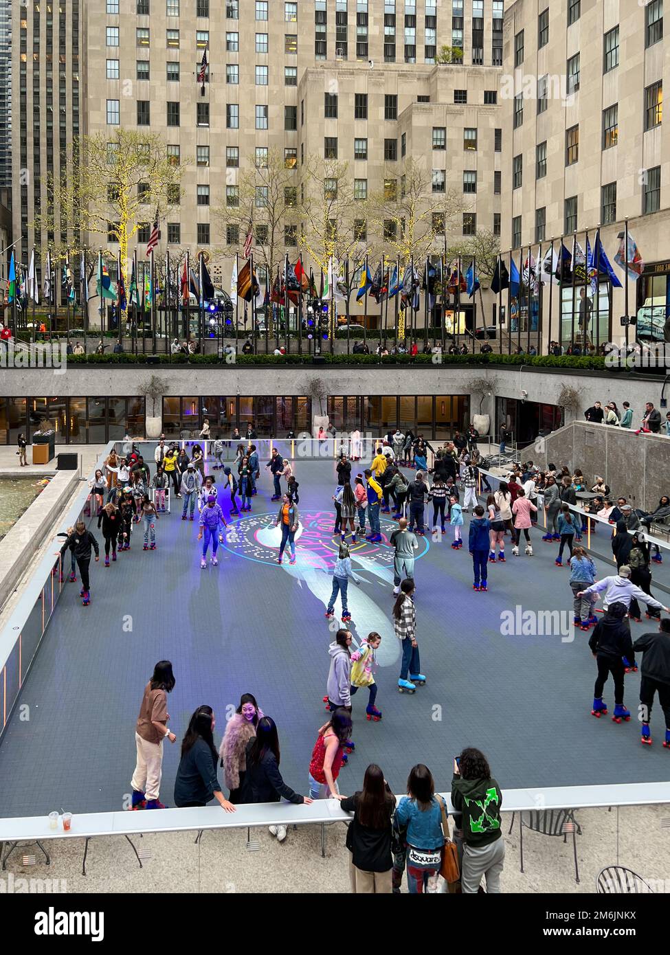 Im Rockefeller Center in New York City werden Besucher beim Rollschuhlaufen gesehen Stockfoto