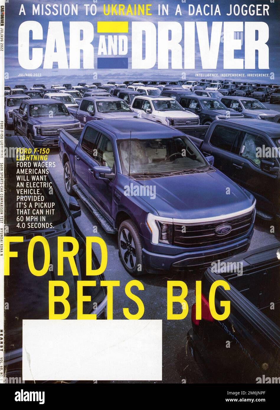 Ausgabe des Magazins „Car and Driver“ Juli/August 2022, USA Stockfoto
