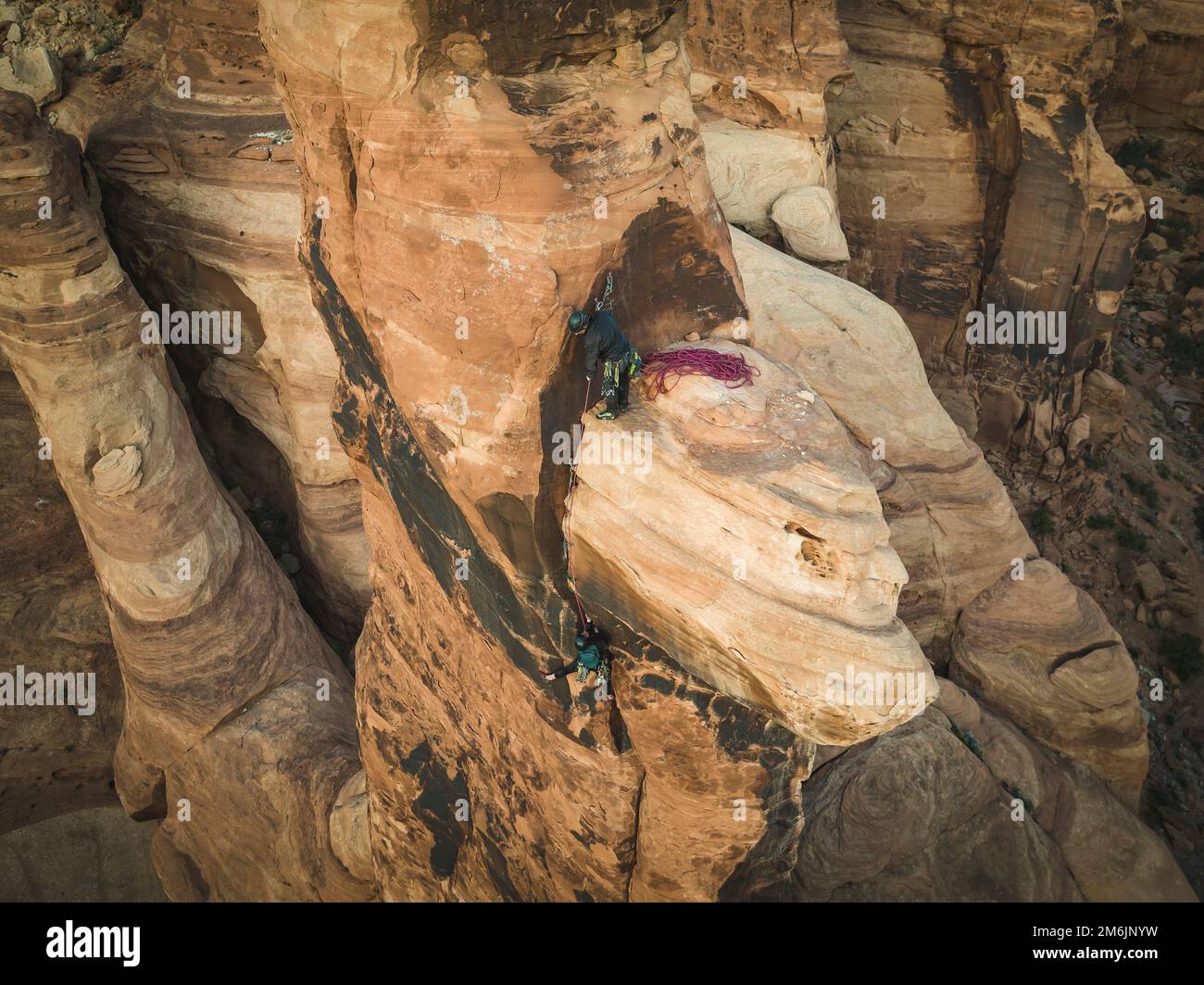 Drohnenaufnahme von Mann und Frau, die im Bride Canyon klettern Stockfoto