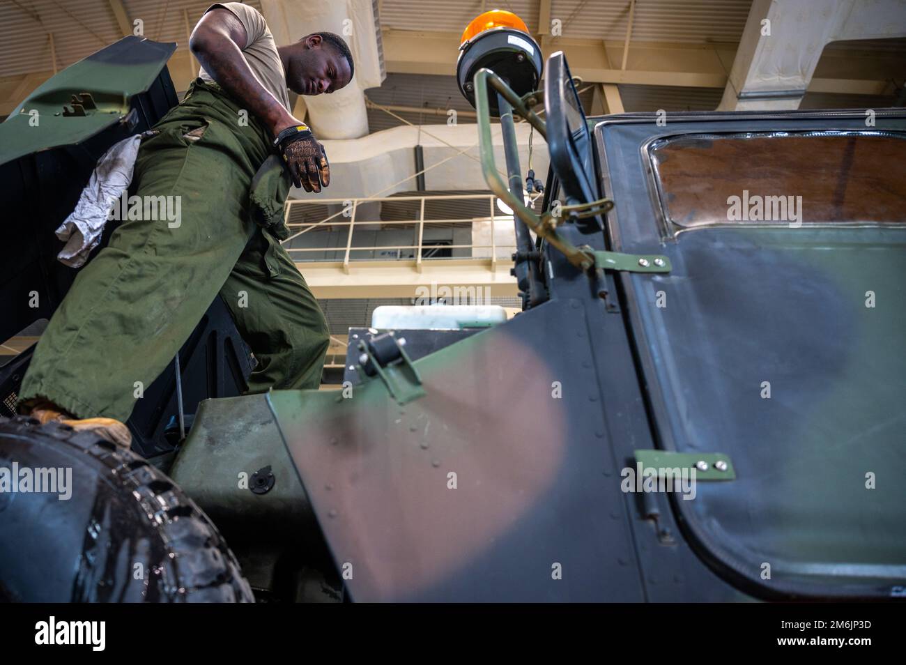 USA Army Specialist Darius Sims, 35. Air Defense Artillery Brigade All-Wheel Mechanic, inspiziert ein Mehrzweckfahrzeug mit hoher Mobilität (HMMWV) am Luftwaffenstützpunkt Osan, Republik Korea, 29. April 2022. Das HMMWV ist ein taktisches Fahrzeug, das für die USA hergestellt wird Armee 1989 und ist heute noch im Dienst. Stockfoto