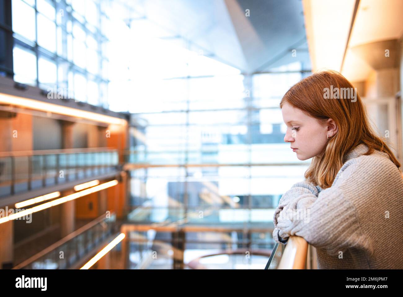 Teenager mit roten Haaren in einer städtischen Bibliothek. Stockfoto