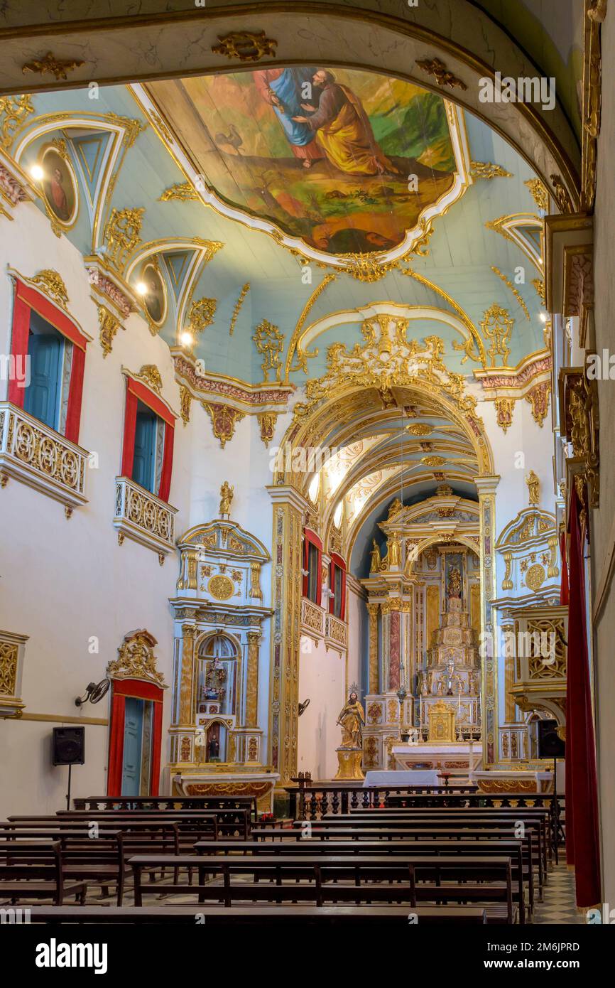 Wunderschöne barocke Kircheninnenseiten mit Goldverzierung Stockfoto
