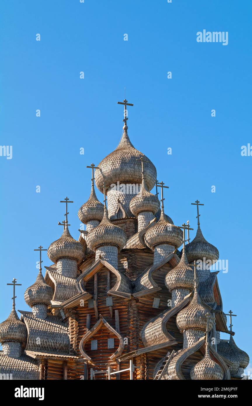 Die Kuppeln der Transfigurationskirche vor dem Hintergrund eines blauen wolkenlosen Himmels. Stockfoto