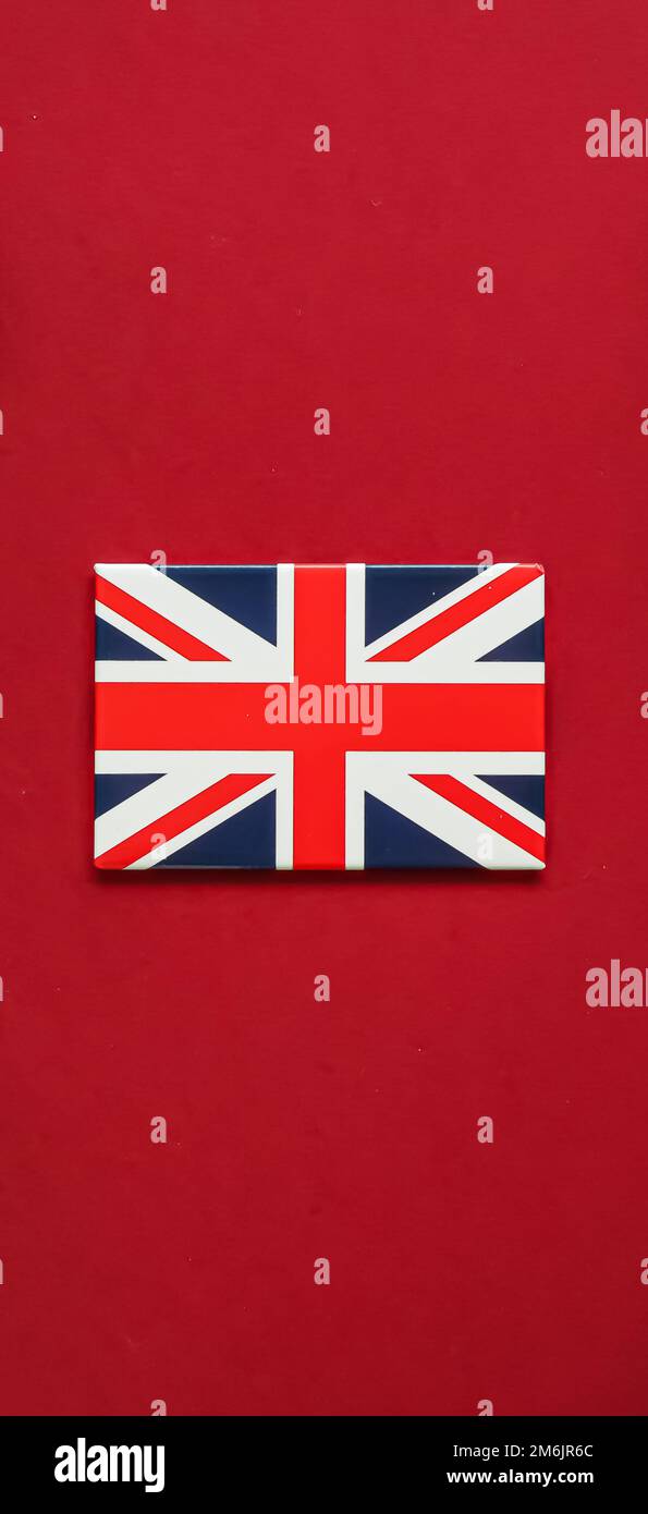Union Jack Flagge von Großbritannien auf rotem Hintergrund, Queen's Platinum Jubilee und Feiertagsfeier Stockfoto