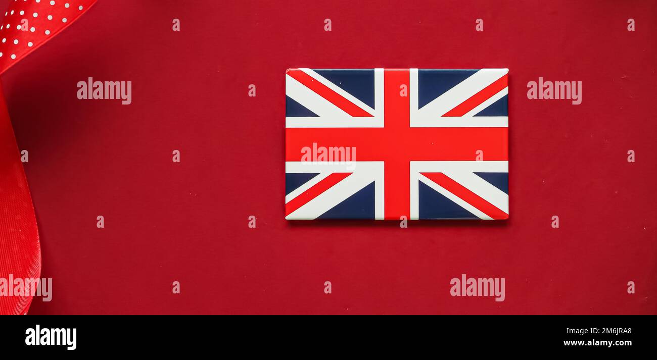 Union Jack Flagge von Großbritannien auf rotem Hintergrund, Queen's Platinum Jubilee und Feiertagsfeier Stockfoto