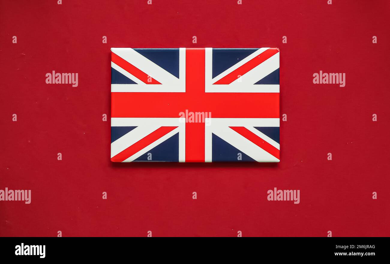 Union Jack Flagge von Großbritannien auf rotem Hintergrund, Queen's Platinum Jubilee und Feiertagsfeier Stockfoto