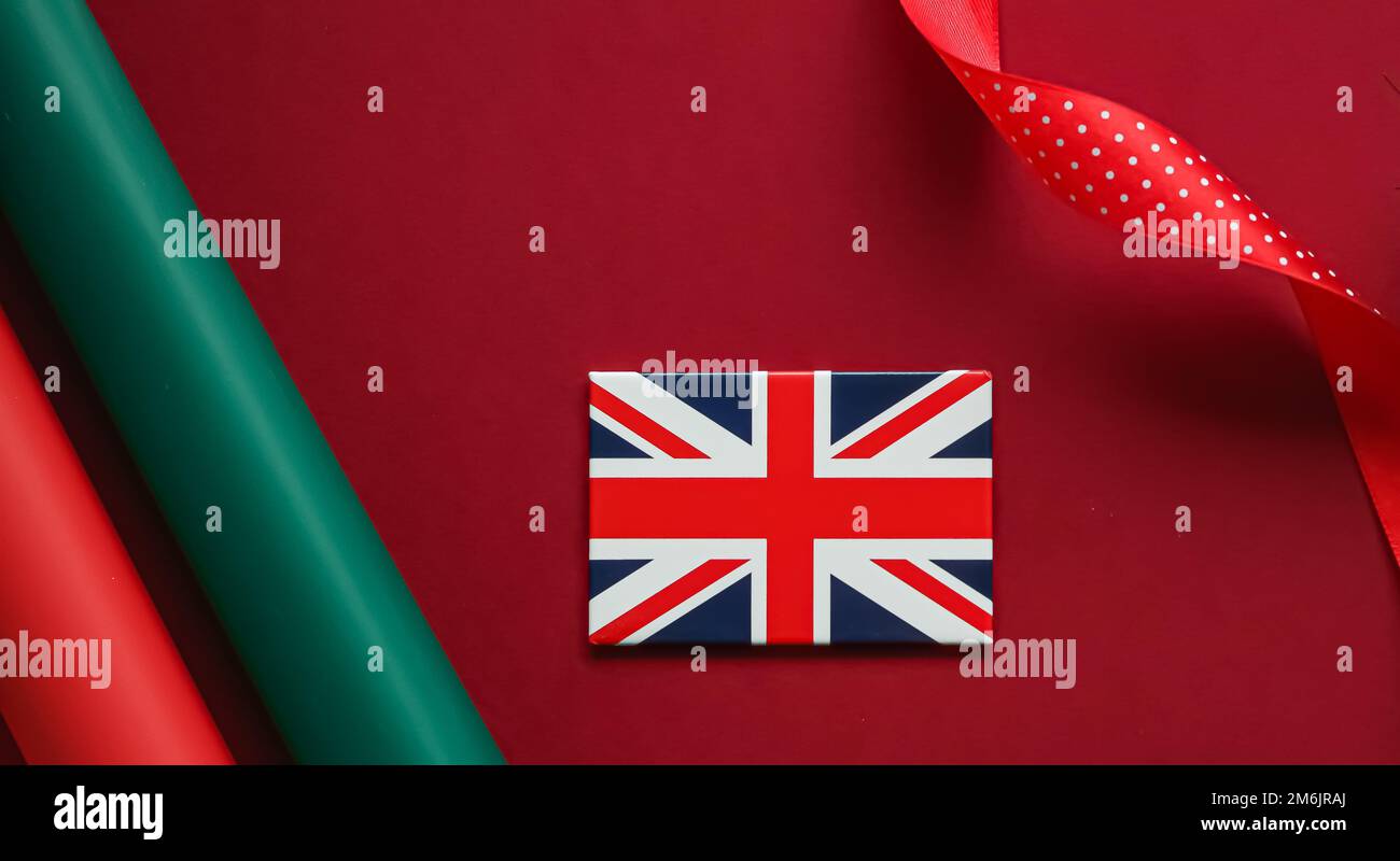 Union Jack Flagge von Großbritannien auf rotem Hintergrund, Queen's Platinum Jubilee und Feiertagsfeier Stockfoto