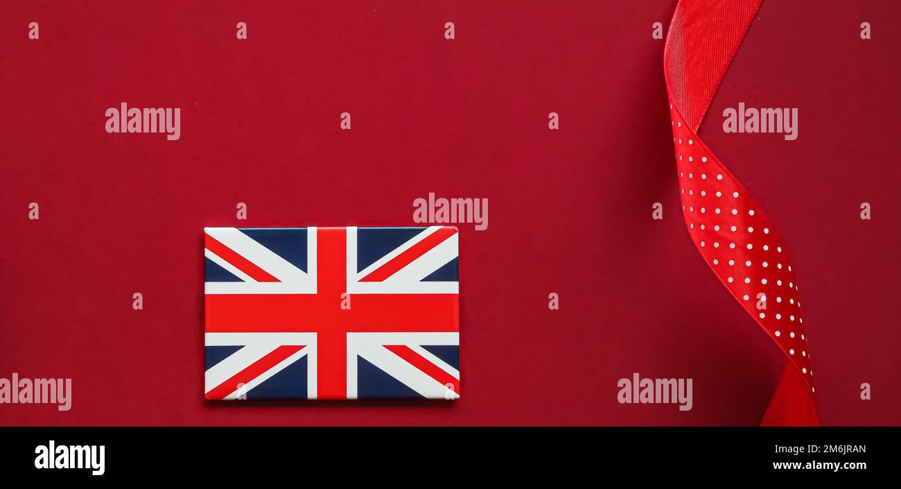 Union Jack Flagge von Großbritannien auf rotem Hintergrund, Queen's Platinum Jubilee und Feiertagsfeier Stockfoto