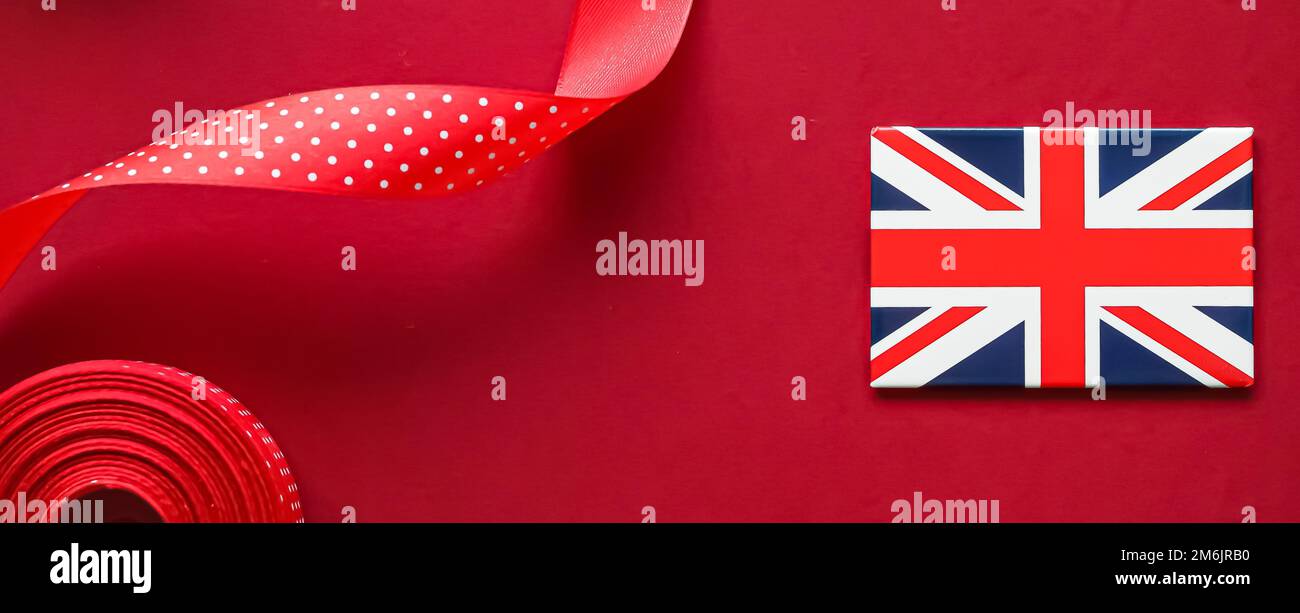 Union Jack Flagge von Großbritannien auf rotem Hintergrund, Queen's Platinum Jubilee und Feiertagsfeier Stockfoto
