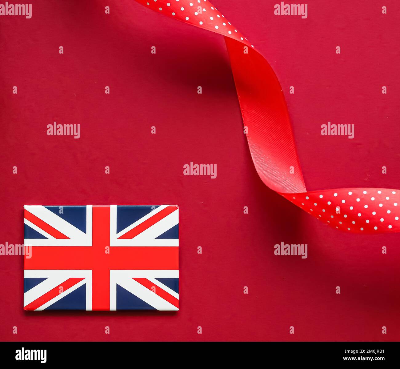 Union Jack Flagge von Großbritannien auf rotem Hintergrund, Queen's Platinum Jubilee und Feiertagsfeier Stockfoto