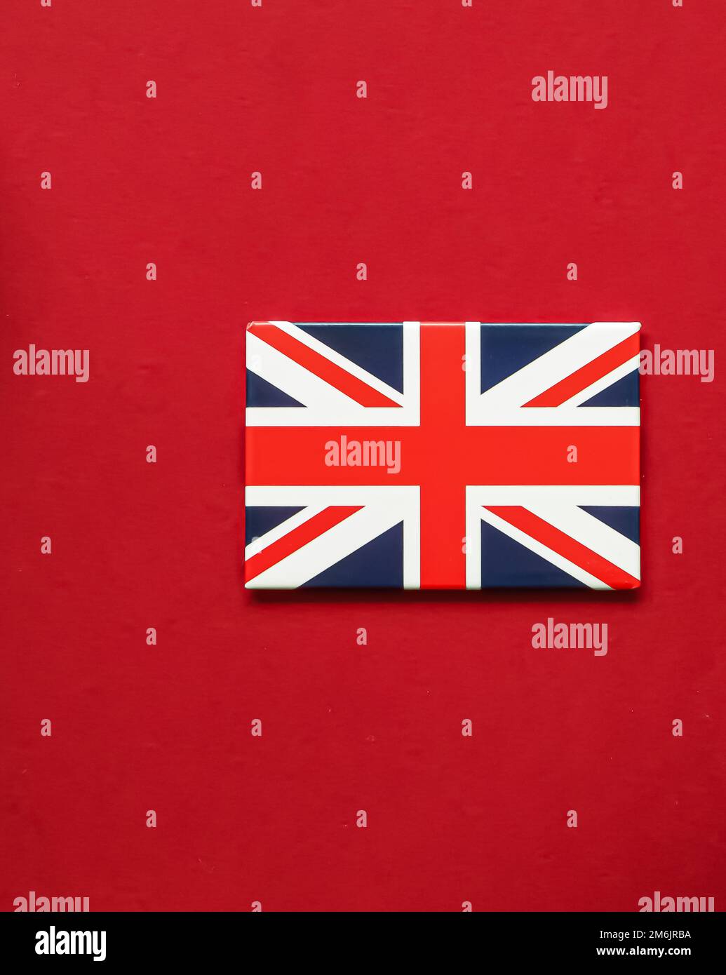 Union Jack Flagge von Großbritannien auf rotem Hintergrund, Queen's Platinum Jubilee und Feiertagsfeier Stockfoto