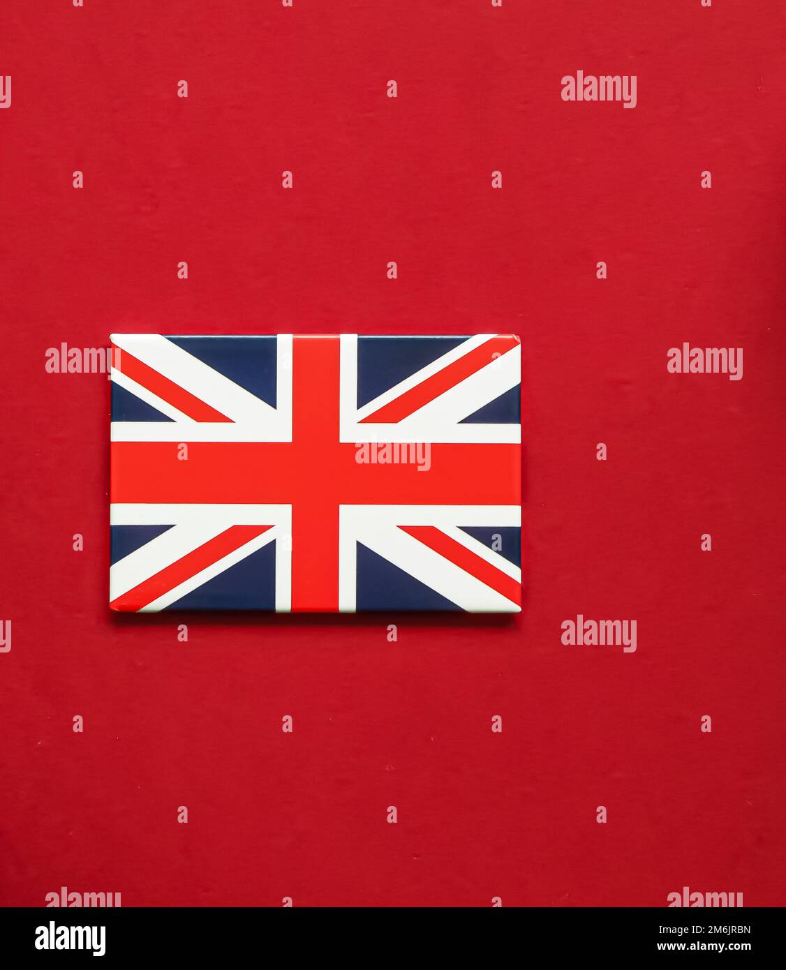 Union Jack Flagge von Großbritannien auf rotem Hintergrund, Queen's Platinum Jubilee und Feiertagsfeier Stockfoto