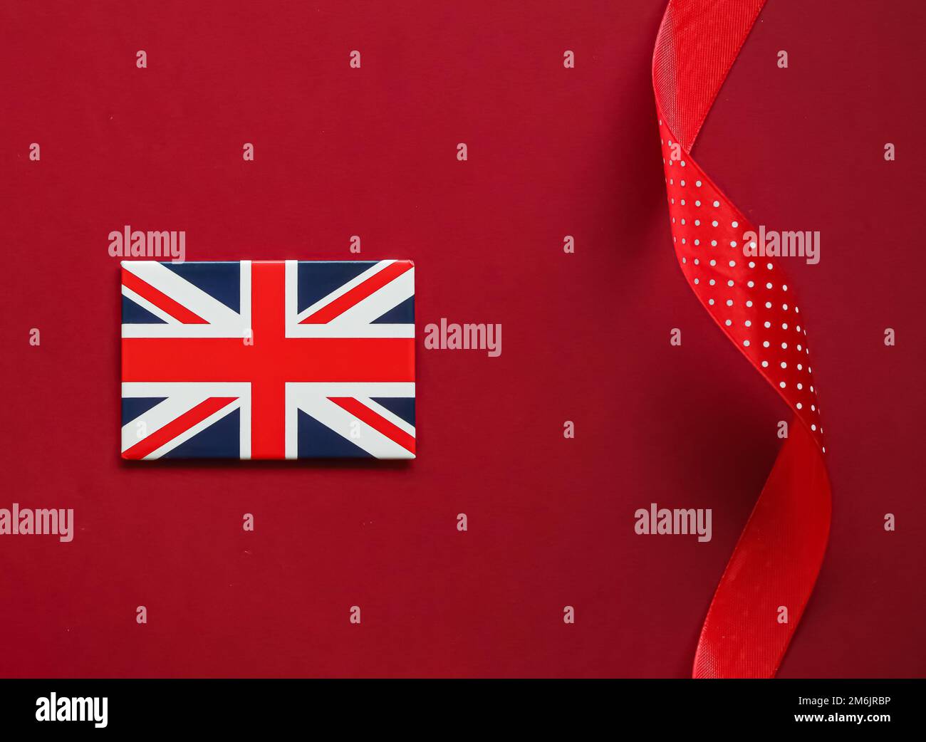 Union Jack Flagge von Großbritannien auf rotem Hintergrund, Queen's Platinum Jubilee und Feiertagsfeier Stockfoto