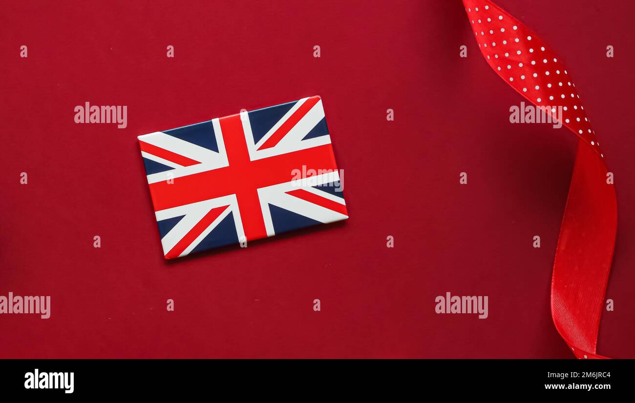 Union Jack Flagge von Großbritannien auf rotem Hintergrund, Queen's Platinum Jubilee und Feiertagsfeier Stockfoto