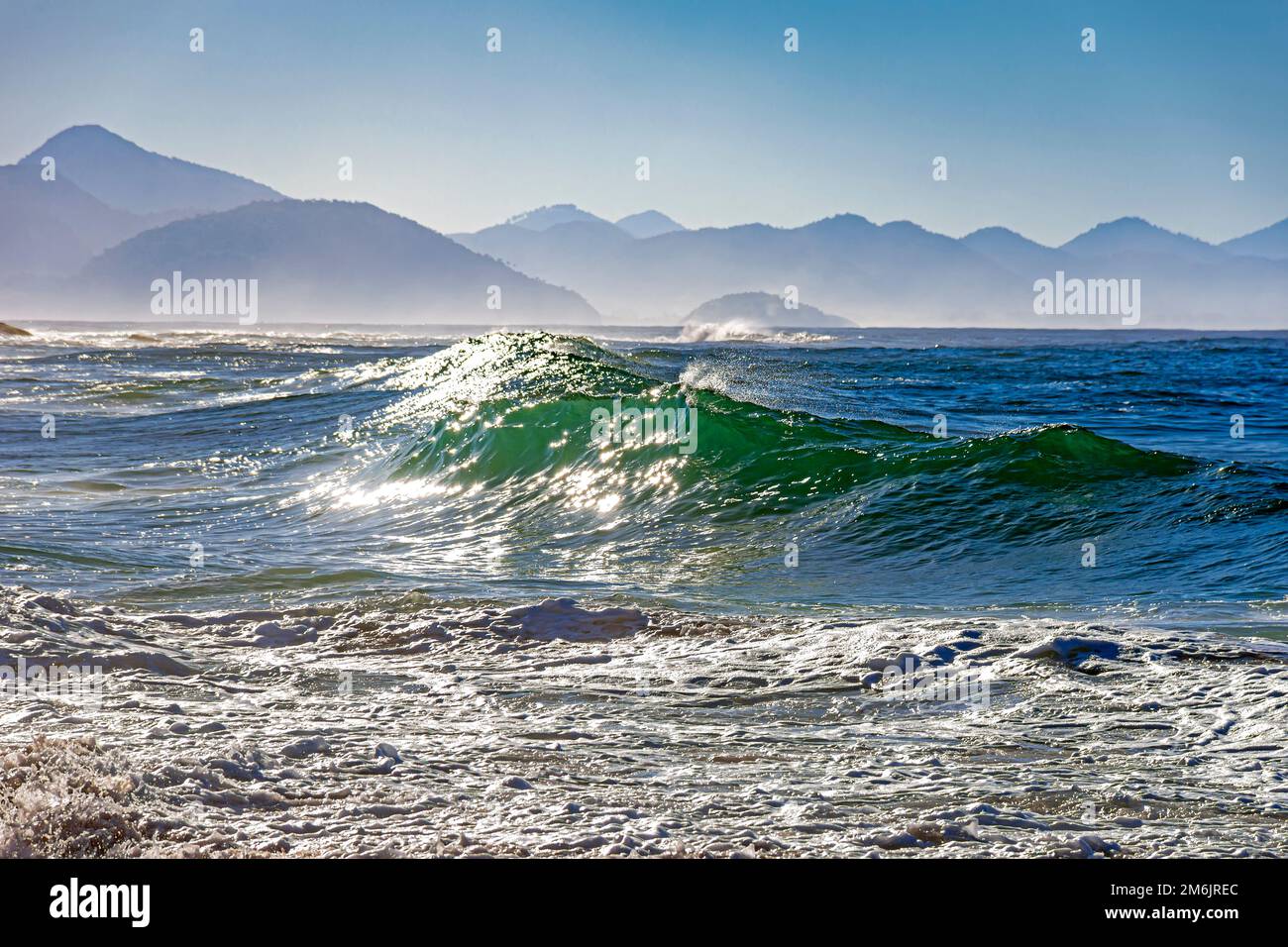 Wellen schlagen gegen den Strand Stockfoto