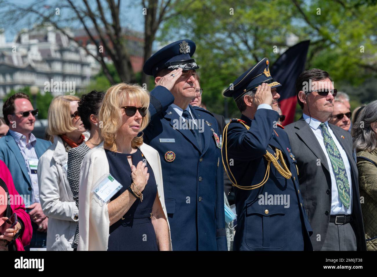 USA Generalleutnant Michael A. Loh, Zentrum, Direktor der Luftwaffe und Deutsche Brigade. Gen. Frank Graefe, Mitte rechts, Verteidigungsattaché, Bundesrepublik Deutschland in die Vereinigten Staaten, salutiert während der US-Nationalhymne während der Enthüllung des German American Friendship Garden in Washington, D.C., 29. April 2022. Der restaurierte Garten, der ursprünglich 1988 von Präsident Ronald Reagan und Bundeskanzler Helmut Kohl gewidmet wurde, erinnert an die langjährige Freundschaft zwischen den Vereinigten Staaten und Deutschland und die 300-jährige Einwanderung in die USA Stockfoto