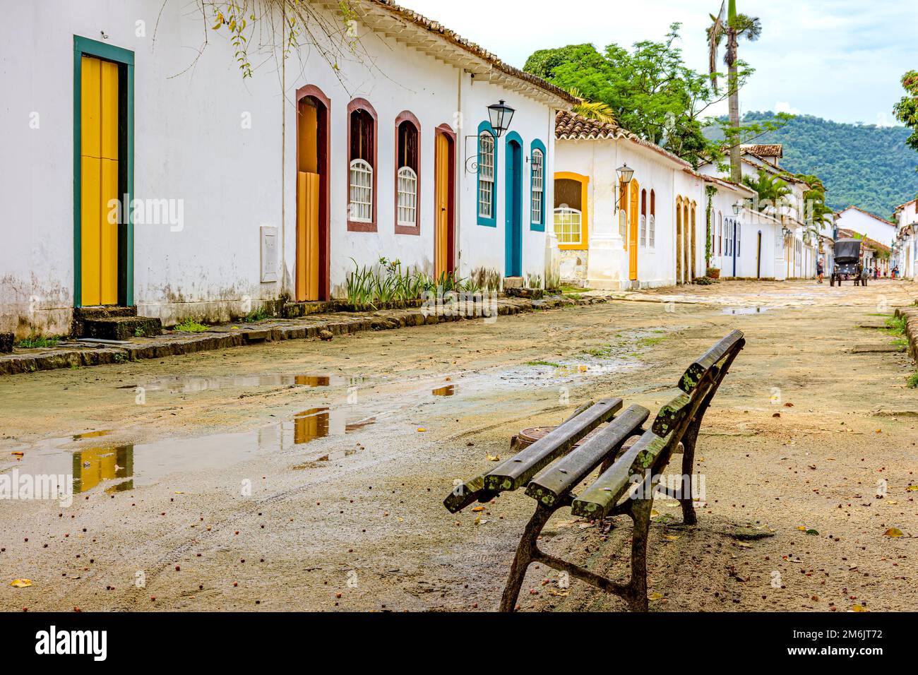 Schmutzige Straße, nass von Regen und Häuser im Kolonialstil in Paraty Stockfoto