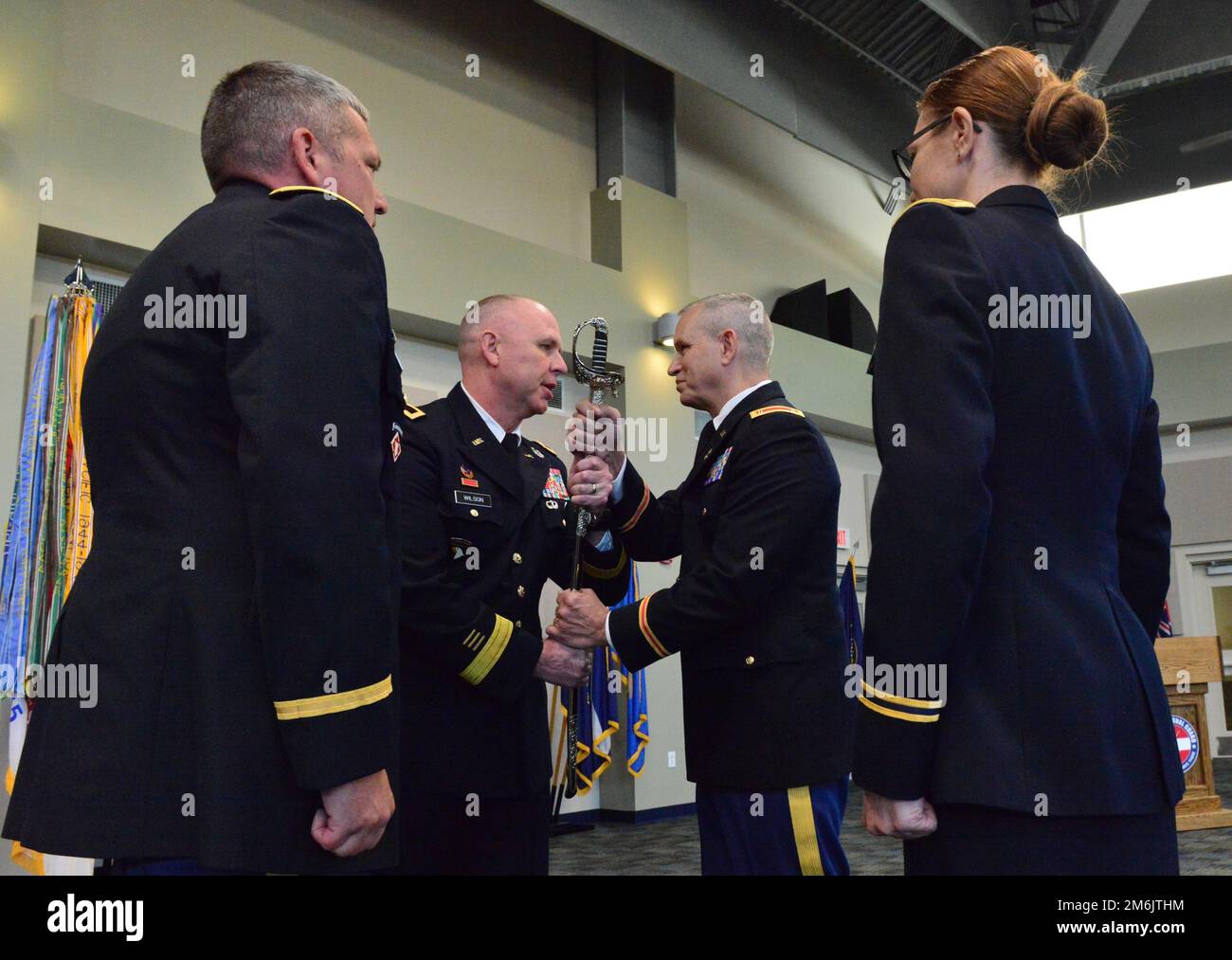 Befehlshaber der Nationalgarde der Georgia Army, Brigadegeneral Dwayne Wilson, übergibt das zeremonielle Schwert an den neuen Befehlshaber des Generalstaatsanwalts ARNG, CW5 Mark Joiner während einer Zeremonie zum Wechsel der Verantwortung am 29. April 2022 im Clay National Guard Center in Marietta, Georgia Stockfoto