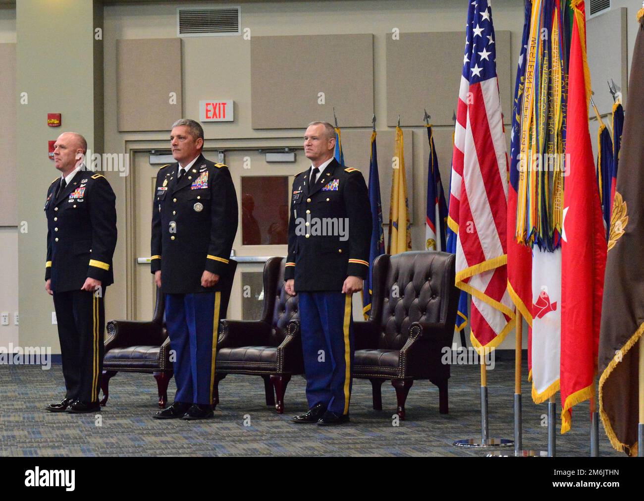 (Von links nach rechts) befehlshabender General der Nationalgarde der Georgia Army, Brigadegeneral Dwayne Wilson, ausscheidender Befehlshaber des Militärbefehlshabers der Staatsanwaltschaft ARNG, CW5 Carl S. Jackson, und ankommende CCWO der Ga ARNG, CW5 Mark A. Joiner steht für das Spiel von "The Star Spangled Banner" während der Zeremonie zum Verantwortungswechsel im Clay National Guard Center in Marietta, Georgia, 29. April 2022. Stockfoto