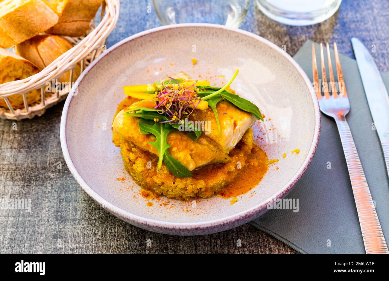 Kabeljau gebacken mit einem warmen und mit Quinoa und Grüngemüse Stockfoto