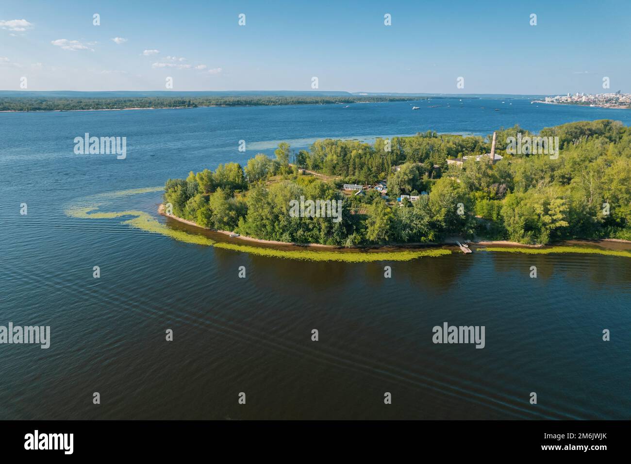 Luftblick auf die Wolga mit Inseln und grünem Wald. Malerischer Panoramablick aus der Höhe des Touristikers Stockfoto