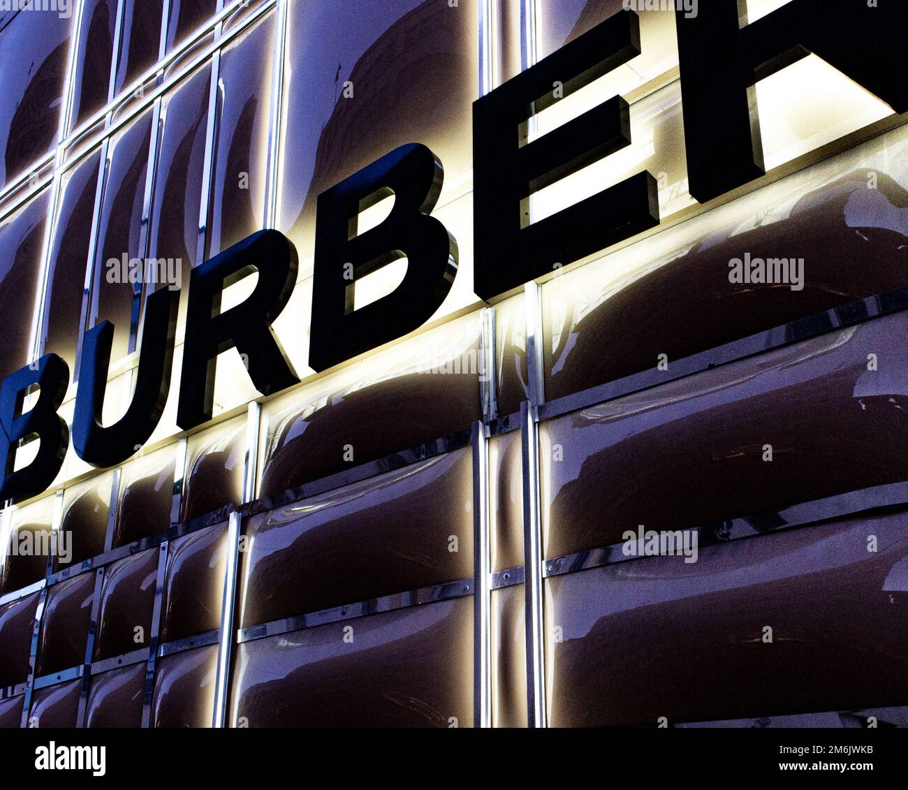 Burberry Storefront/Shop Window/Visual Merchandising des Bond St Stores, London, ein gehobenes, wohlhabendes, gehobenes, Luxusgeschäft Stockfoto
