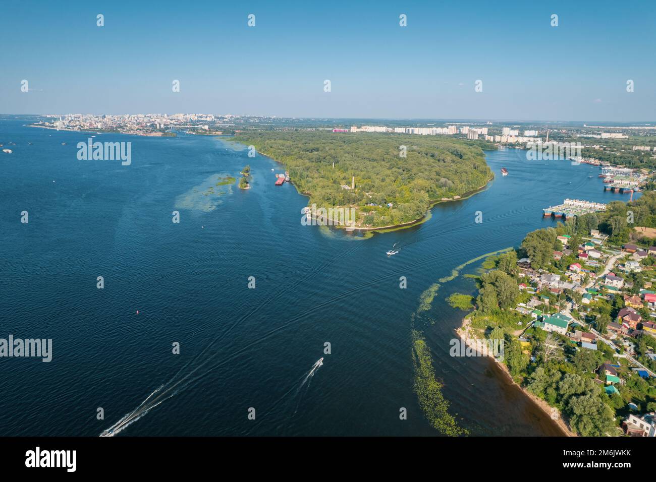 Luftblick auf die Wolga mit Inseln und grünem Wald. Malerischer Panoramablick aus der Höhe des Touristikers Stockfoto