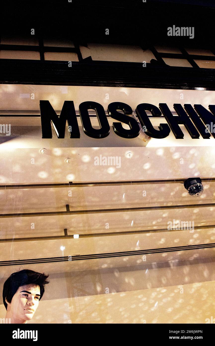 Moschino Shop/Schaufenster/visuelles Merchandising des Bond St Stores, London, ein gehobenes, wohlhabendes, gehobenes Luxusgeschäft Stockfoto