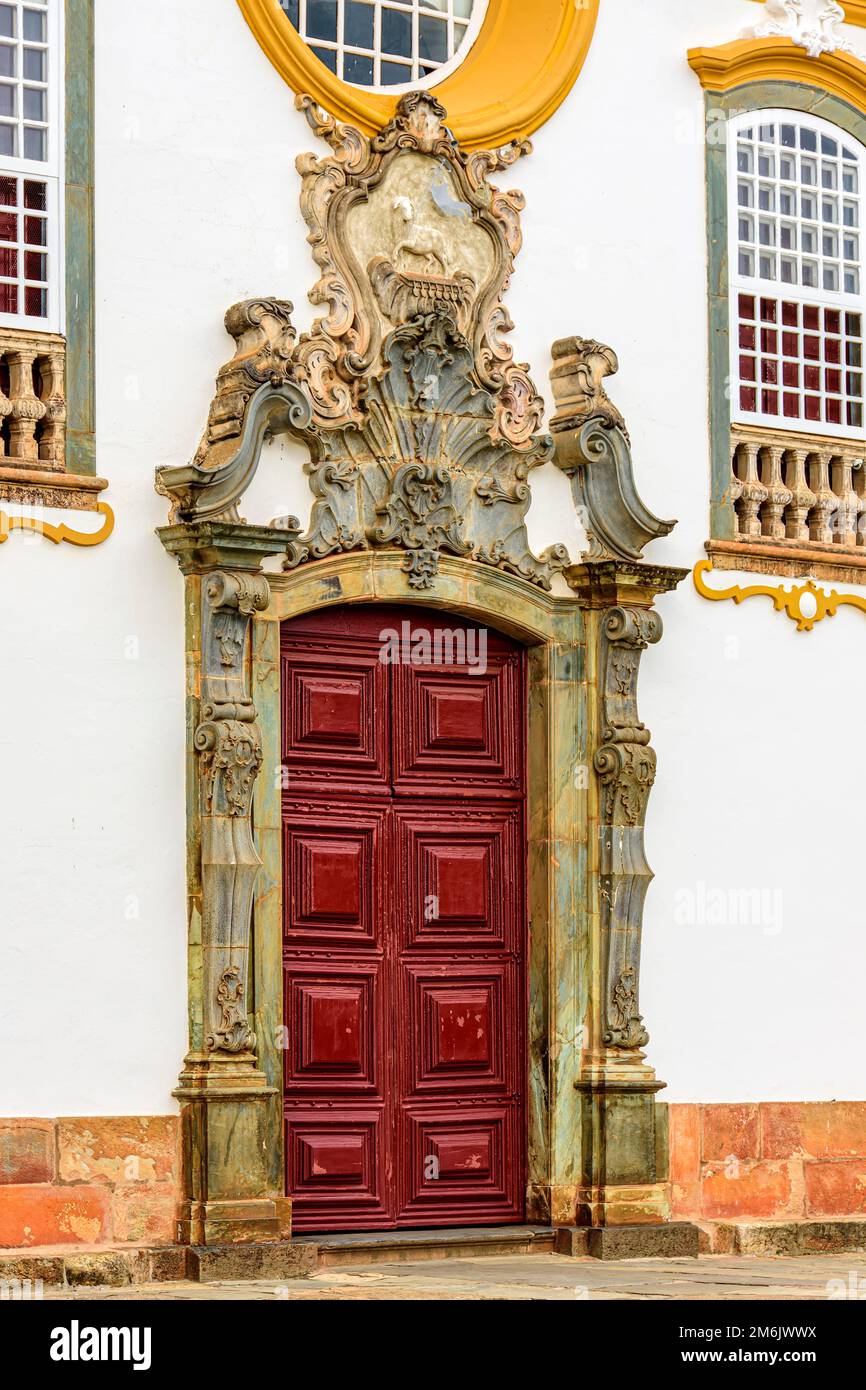 Alte barocke Kirchentür in Tiradentes Stockfoto