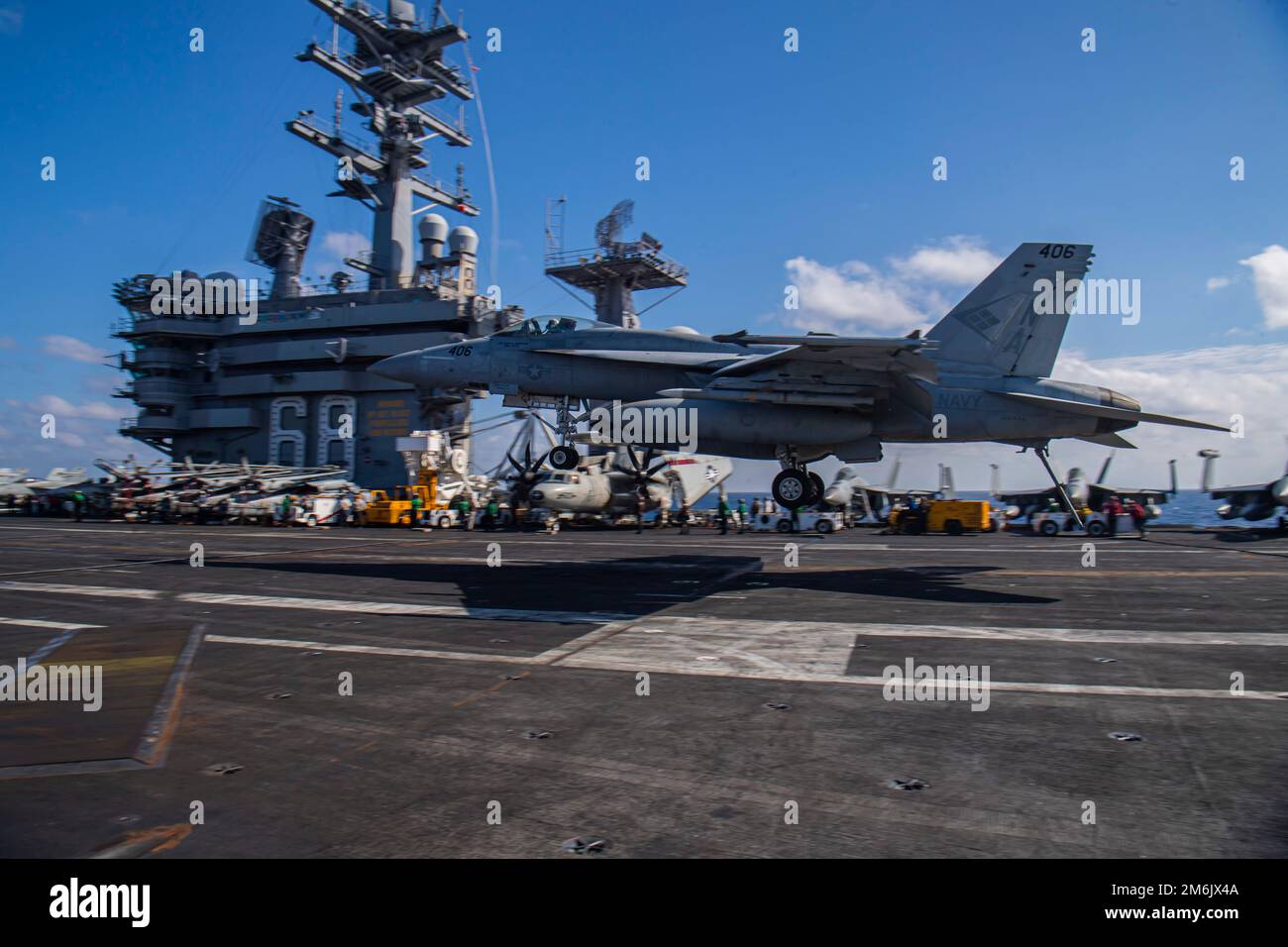 Philippinen-Meer. 2. Januar 2023. Eine F/A-18E Super Hornet aus den „Blauen Diamanten“ der Strike Fighter Squadron (VFA) 146 landet auf dem Cockpit des Flugzeugträgers USS Nimitz (CVN 68). Nimitz ist in der 7. Flotte und führt Routineeinsätze durch. 7. Fleet sind die USA Die größte Flotte der Navy, die mit einer Anzahl von Flotten ausgestattet ist, interagiert regelmäßig mit 35 Seenationen, um eine freie und offene Region im Indo-Pazifik zu erhalten. (Foto: Joseph Calabrese) Guthaben: USA Navy/ZUMA Press Wire Service/ZUMAPRESS.com/Alamy Live News Stockfoto