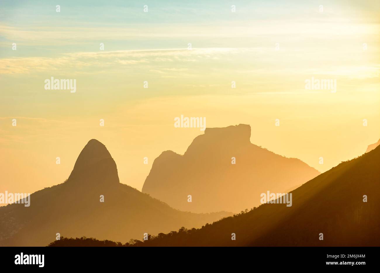 Die Silhouette der Berge von Rio de Janeiro Stockfoto