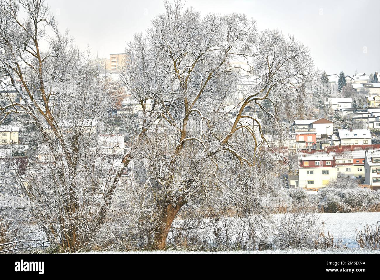 Schnee bedeckte die Stadt Fulda. Abgebildet sind Aschenberg Horas und Niesig, Teil der Stadt Fulda in Hessen, Deutschland im Winter im Dezember 2022. Stockfoto