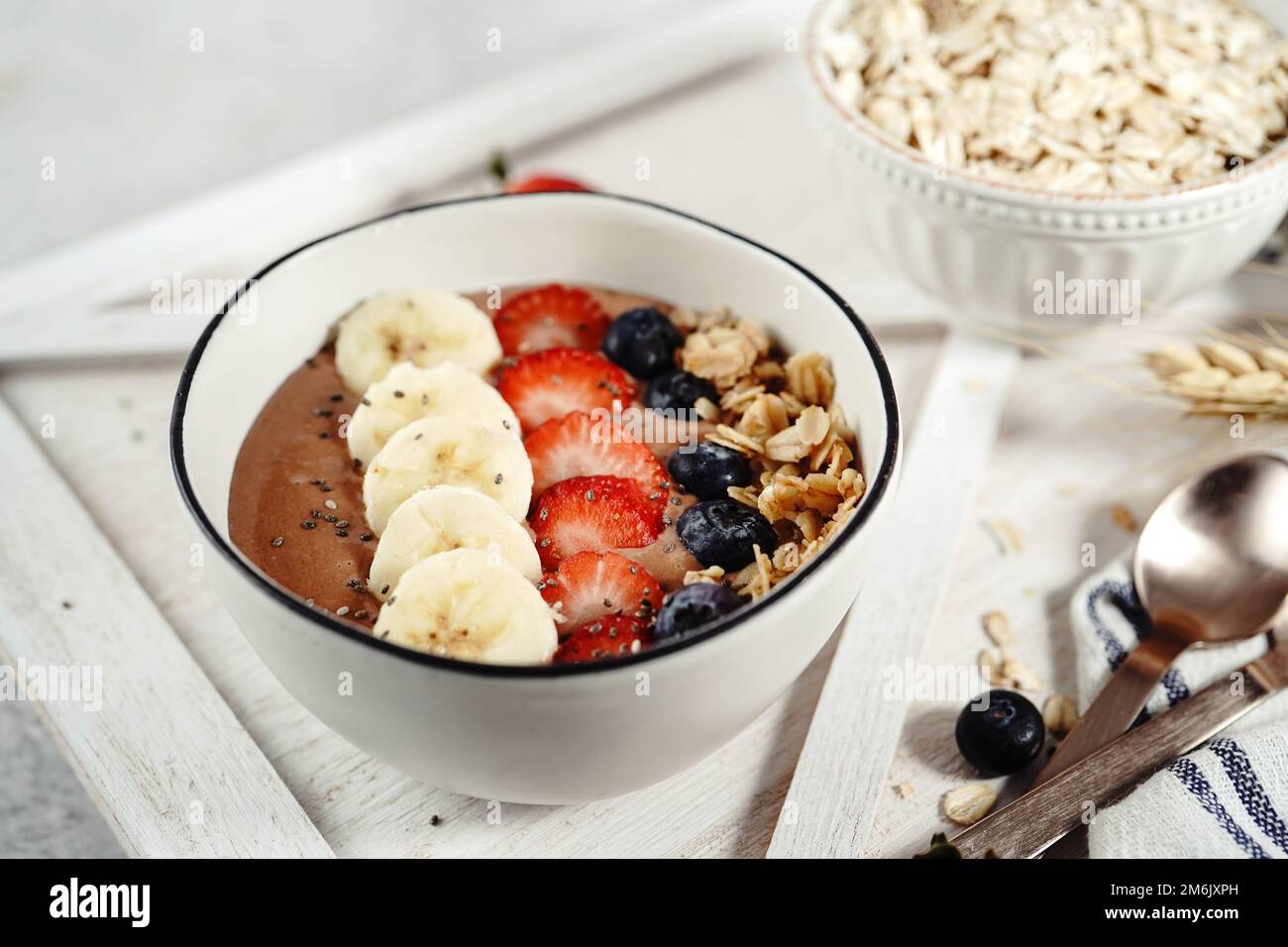 Schokoladen-Haferflocken-Smoothie-Schüssel | gesundes Frühstückskonzept Stockfoto