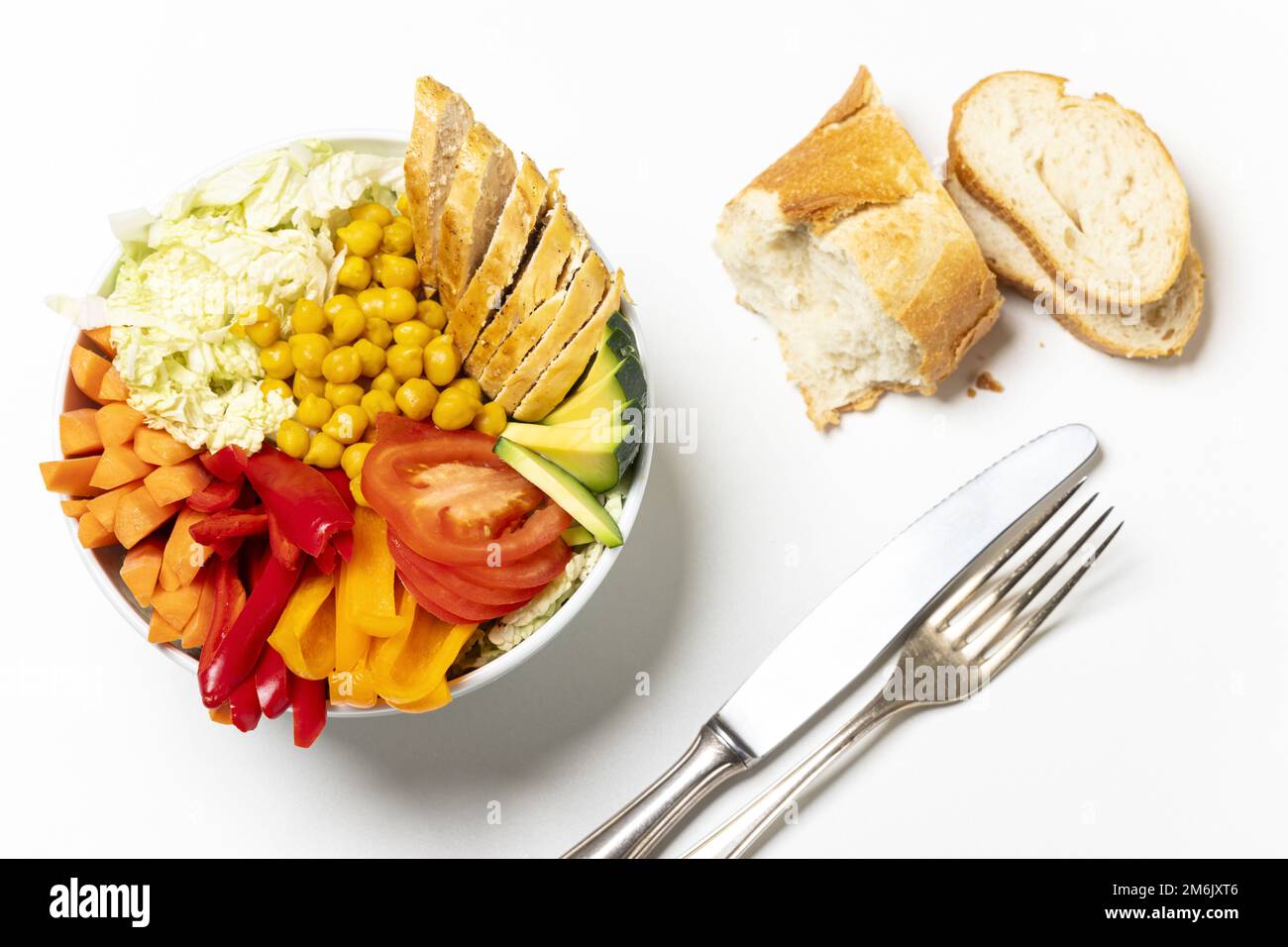 Buddha Bowl mit Huhn auf Holz Stockfoto