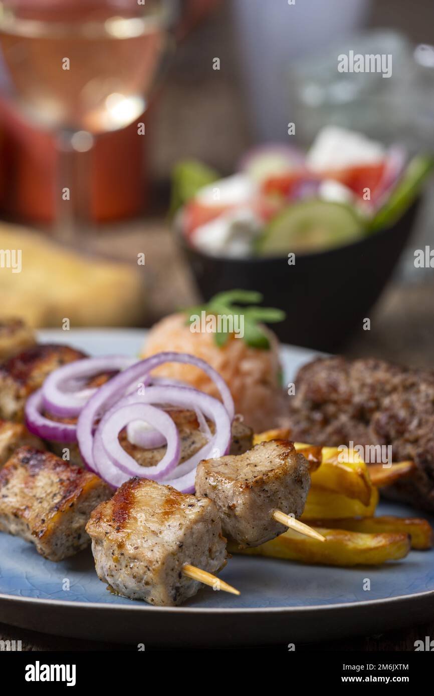 Griechische Souflaki-Spieße mit Pommes Frites Stockfoto